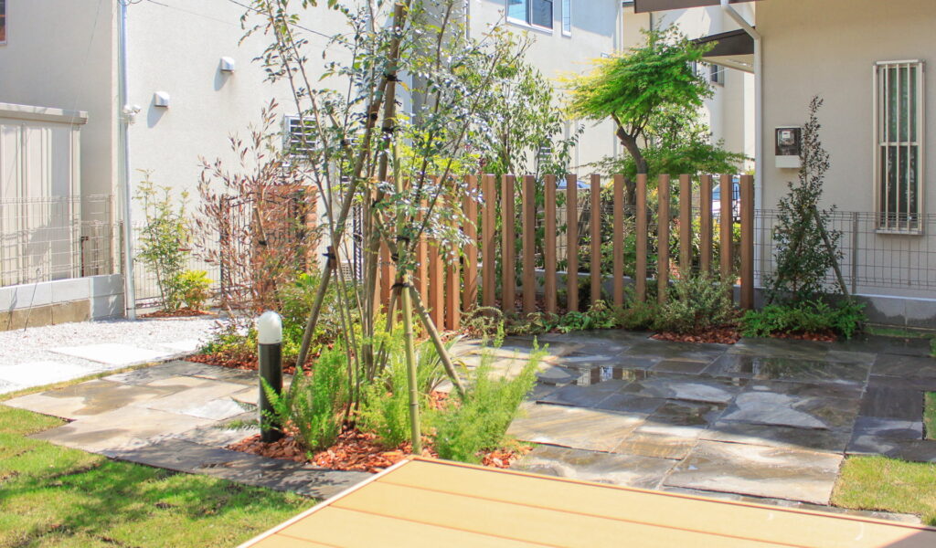 芝生と敷石を使った広いお庭のリフォーム