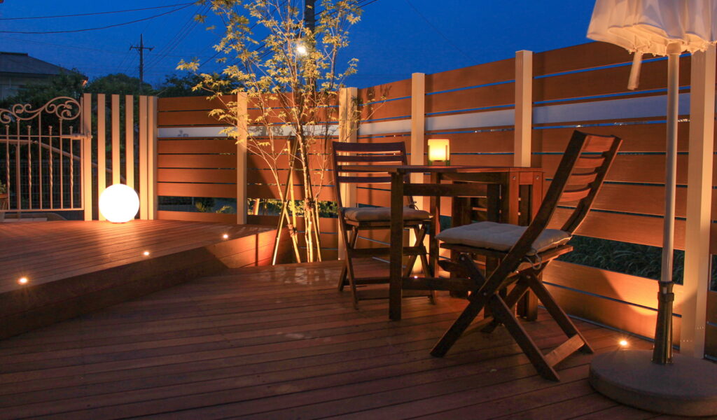 ライティングで彩るデッキガーデン