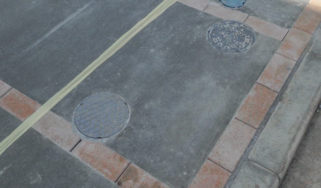 スカイデッキで地下車庫のルーフ