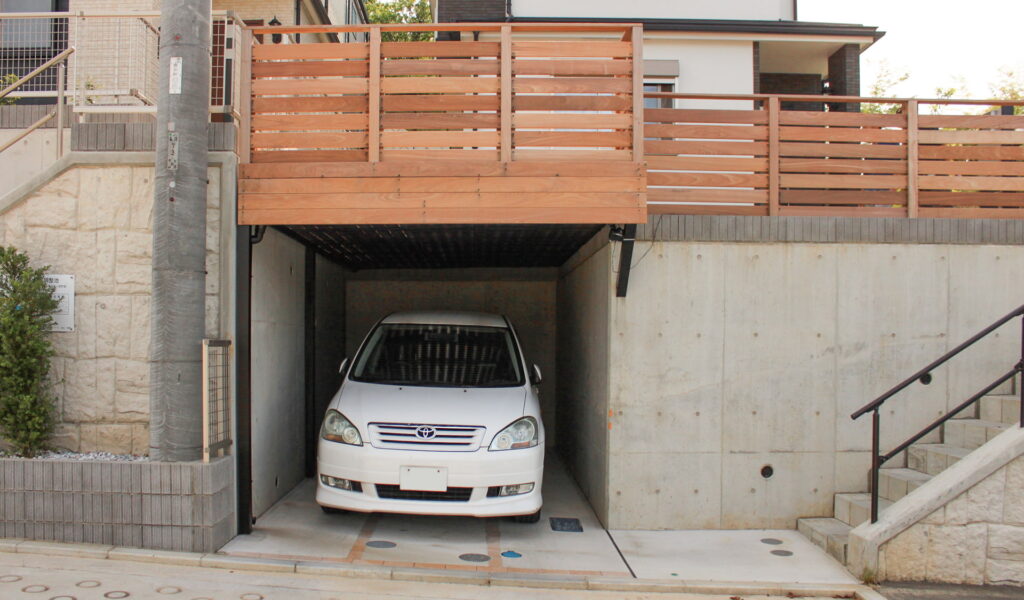 スカイデッキで地下車庫のルーフ