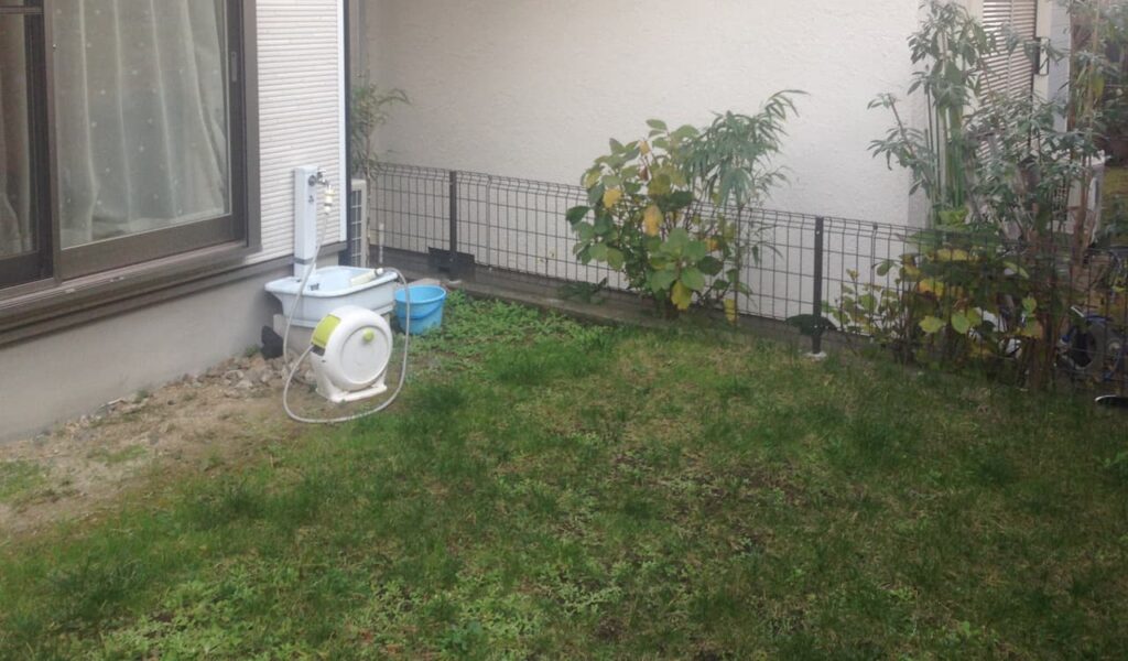 家族も愛犬も楽しめる石貼りテラスとウッドデッキのお庭