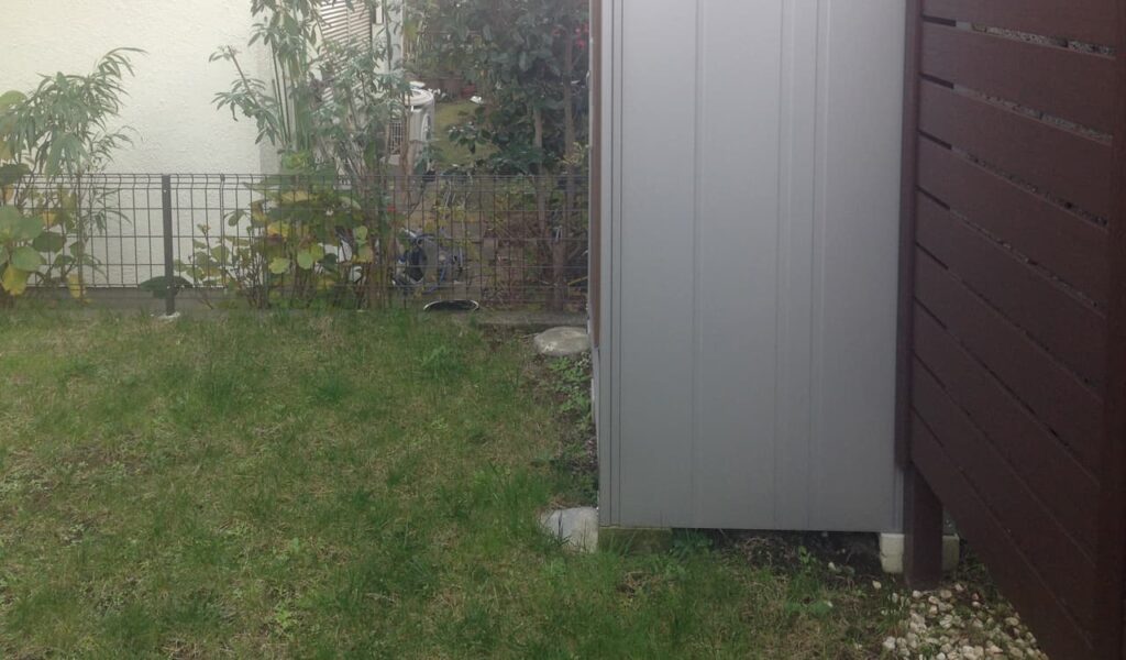 家族も愛犬も楽しめる石貼りテラスとウッドデッキのお庭