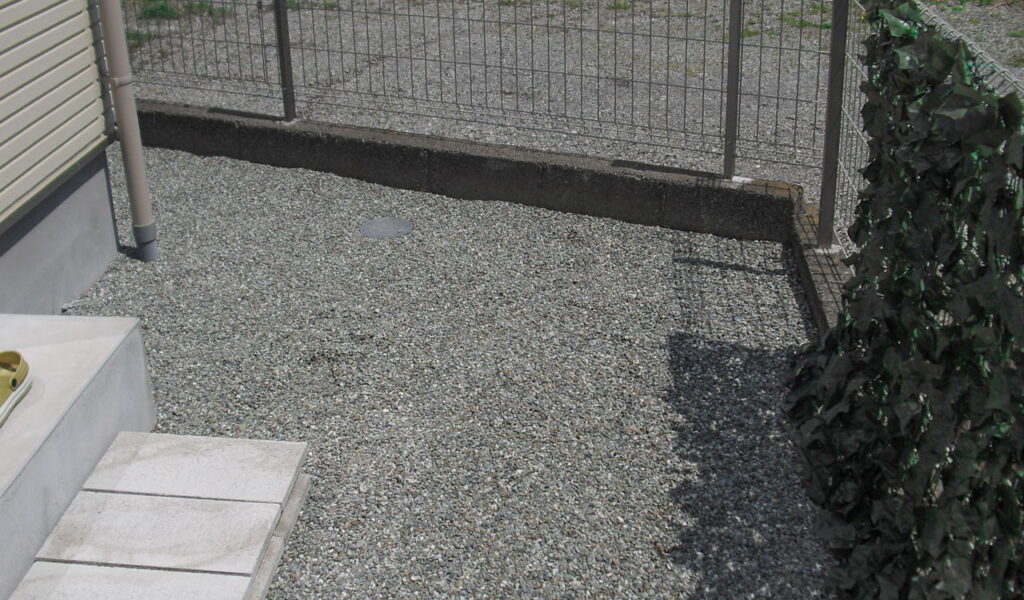 愛犬がハッピーになるデッキと人工芝の庭