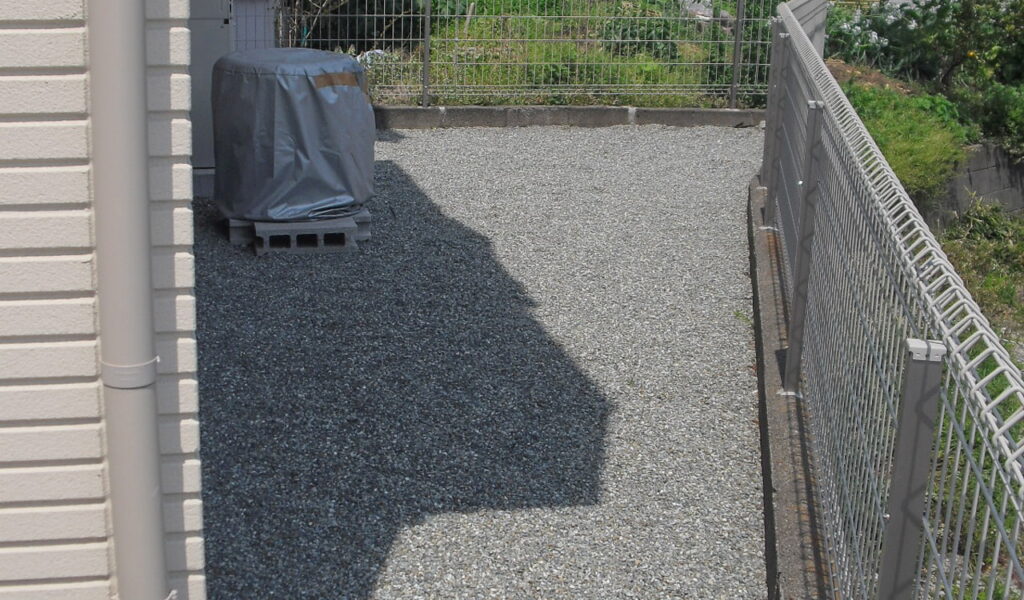 愛犬がハッピーになるデッキと人工芝の庭