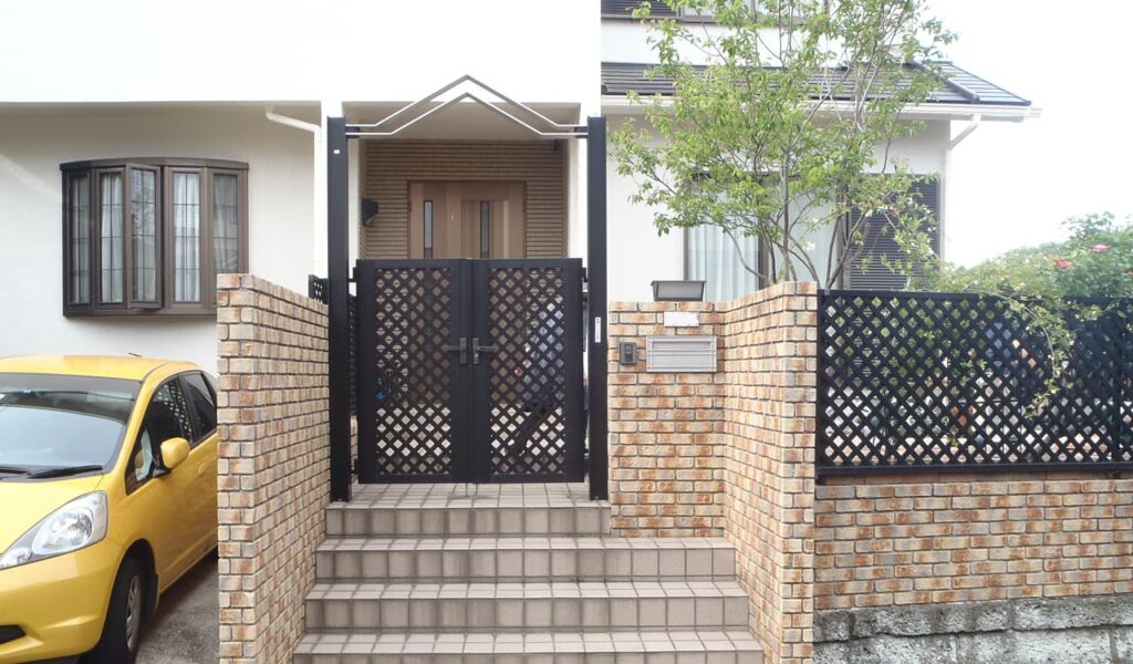 家族で楽しむ白が主役のウッドデッキと塀の外構リフォーム