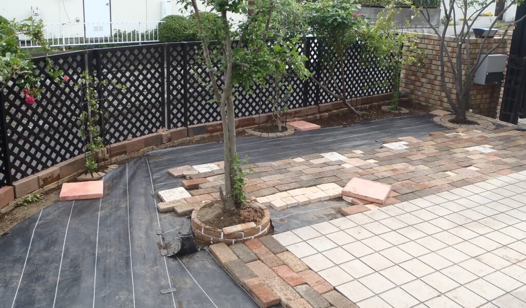 家族で楽しむ白が主役のウッドデッキと塀の外構リフォーム