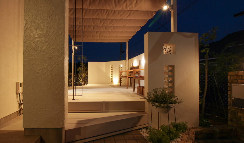 家族で楽しむ白が主役のウッドデッキと塀の外構リフォーム