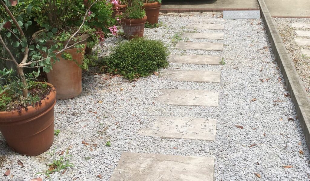 白い石貼りと枕木で使いやすさとプライバシーを両立した庭リフォーム