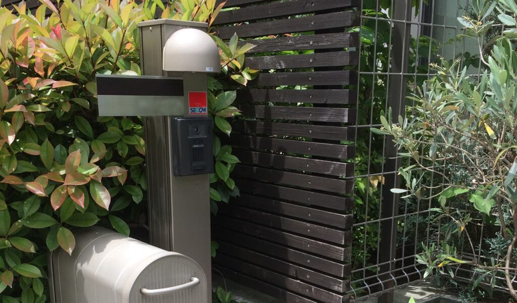 白い石貼りと枕木で使いやすさとプライバシーを両立した庭リフォーム