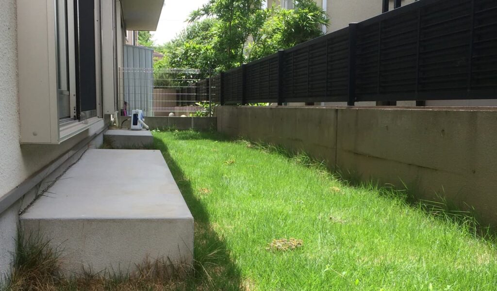 白い石貼りと枕木で使いやすさとプライバシーを両立した庭リフォーム