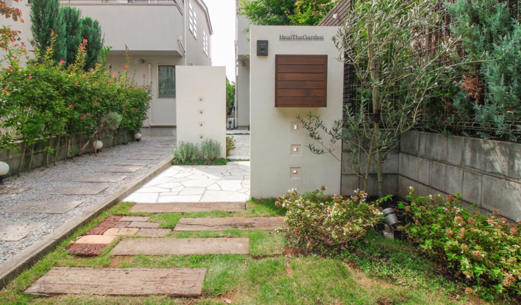 白い石貼りと枕木で使いやすさとプライバシーを両立した庭リフォーム