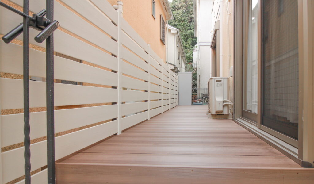 段差解消とプライバシー確保のウッドデッキリフォーム