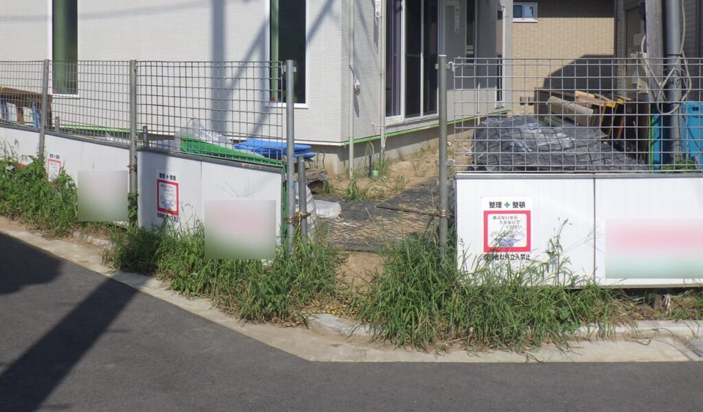 白を基調とした開放的エクステリアとスウェーデン風石畳の融合