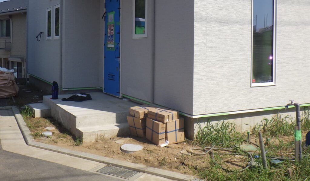 白を基調とした開放的エクステリアとスウェーデン風石畳の融合