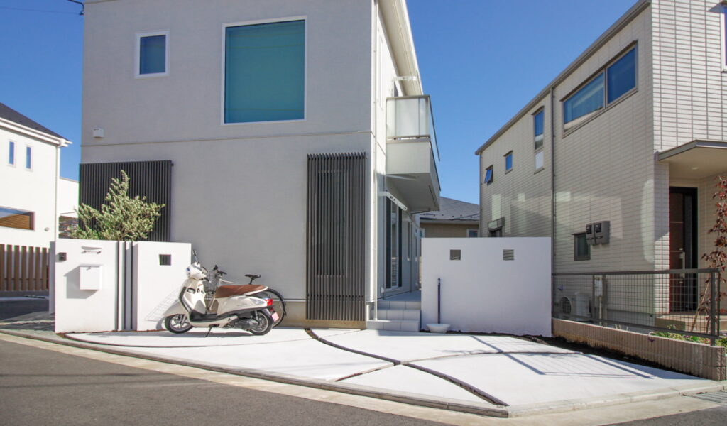 白を基調とした開放的エクステリアとスウェーデン風石畳の融合