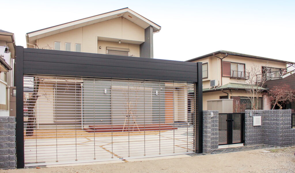 防犯と使い勝手重視のシックな外構エクステリア