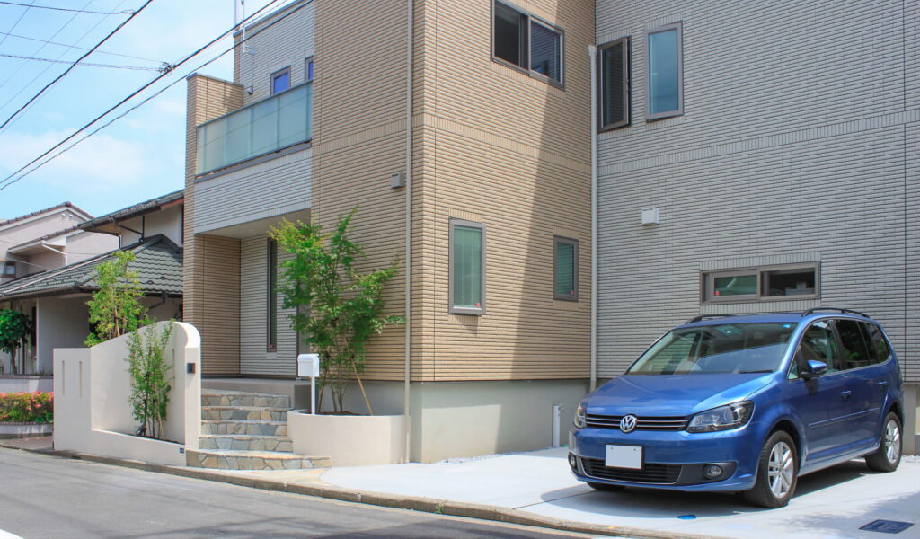 モダンとナチュラルの融合、曲線美が映える新築外構工事