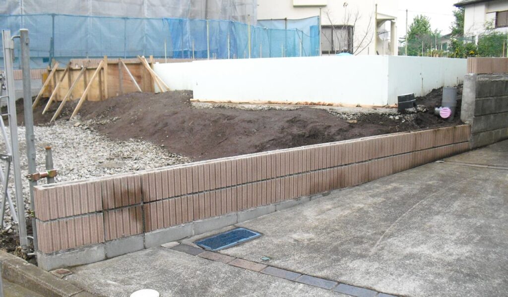 石貼りと人工芝のナチュラルオープン外構