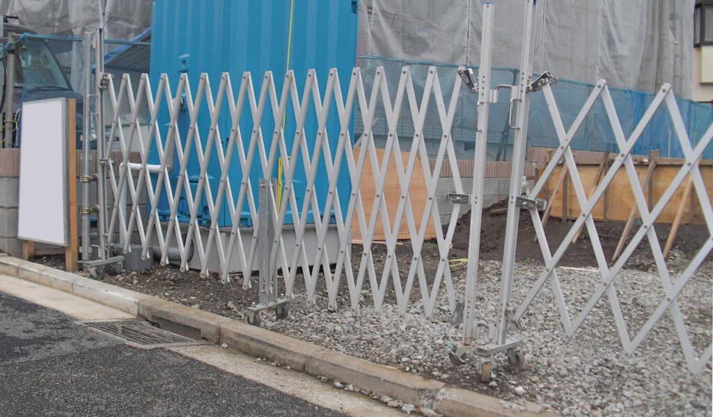 石貼りと人工芝のナチュラルオープン外構