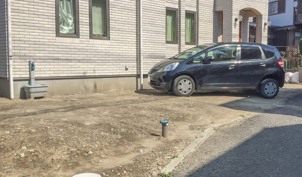 エレガントな白い門袖と枕木のファサード