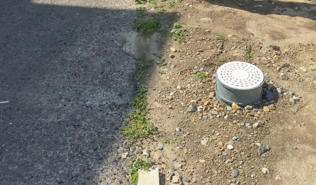 エレガントな白い門袖と枕木のファサード