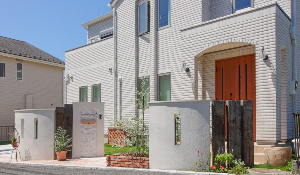 エレガントな白い門袖と枕木のファサード