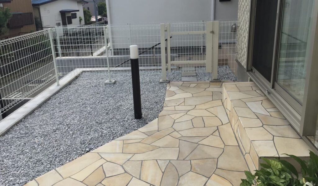 デッキバルコニーと四季を楽しむビオトープ