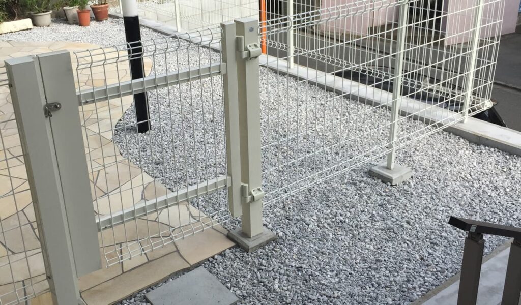 デッキバルコニーと四季を楽しむビオトープ