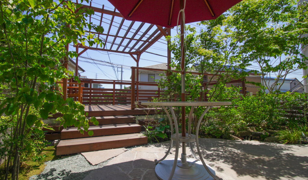 デッキバルコニーと四季を楽しむビオトープ