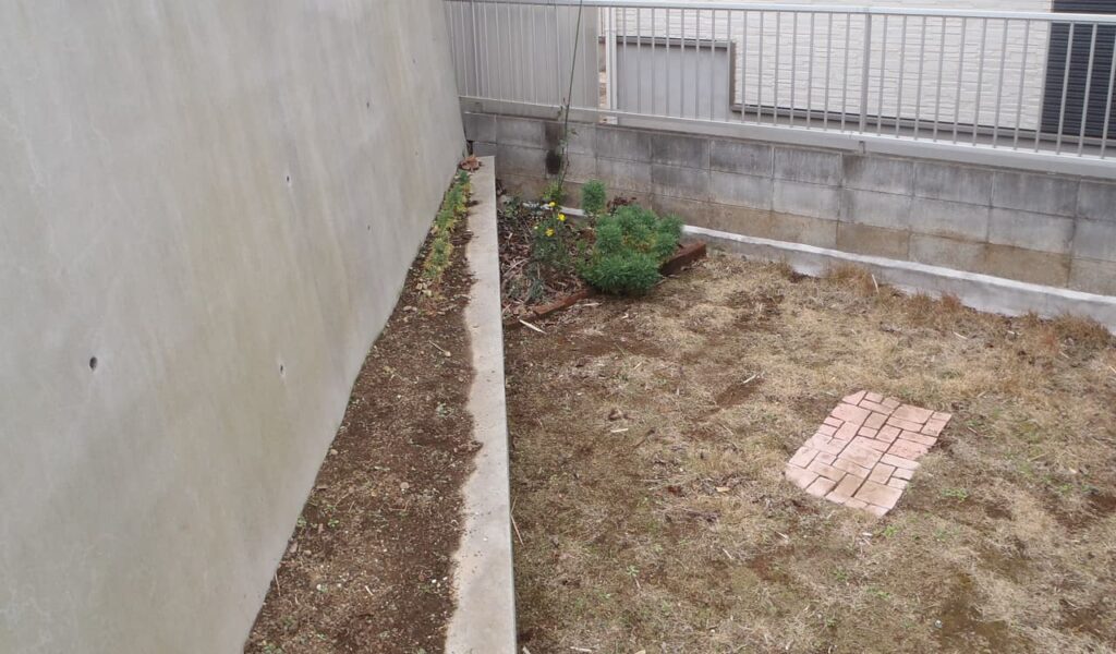 三角形の庭をタイルテラスにリフォーム