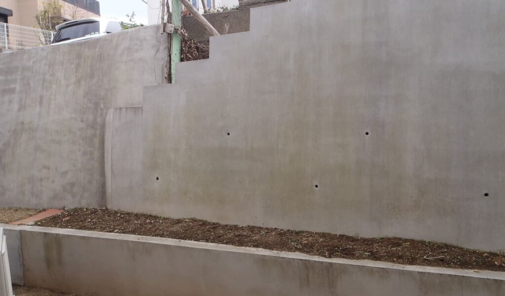 三角形の庭をタイルテラスにリフォーム