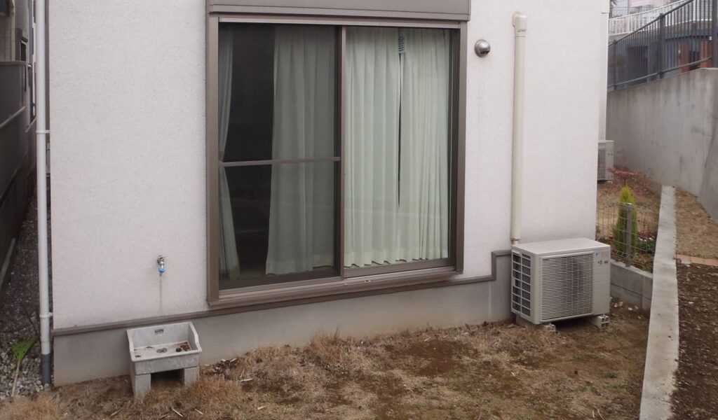 三角形の庭をタイルテラスにリフォーム