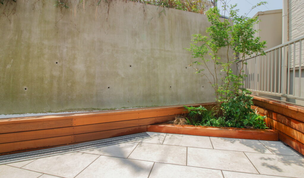 三角形の庭をタイルテラスにリフォーム