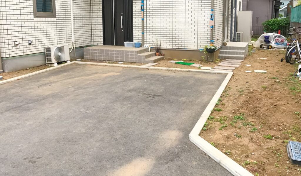 ナチュラルなカラーコンクリートのアプローチ