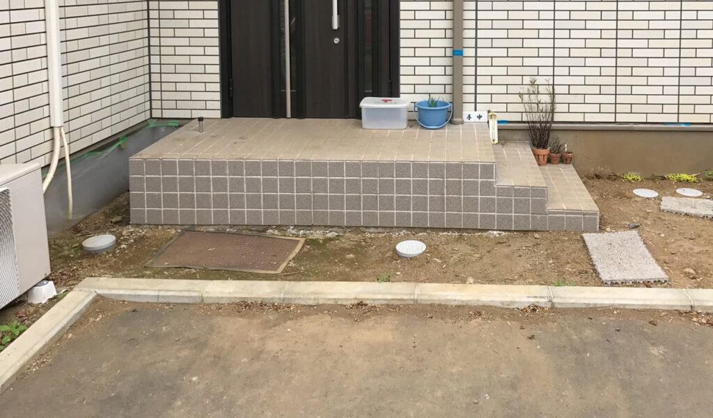 ナチュラルなカラーコンクリートのアプローチ