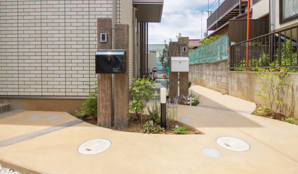 ナチュラルなカラーコンクリートのアプローチ