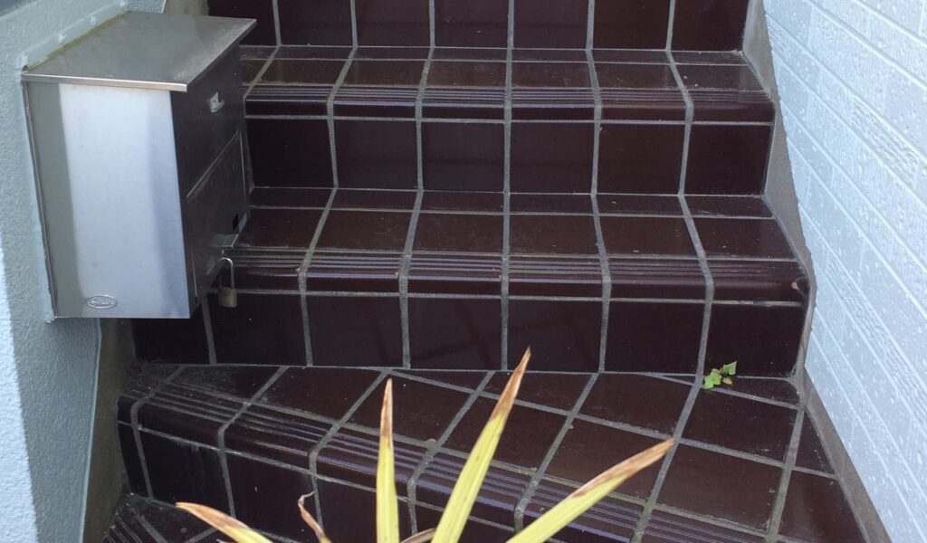 エクステリアリフォーム！鮮やかブルータイルと機能性宅配ボックス