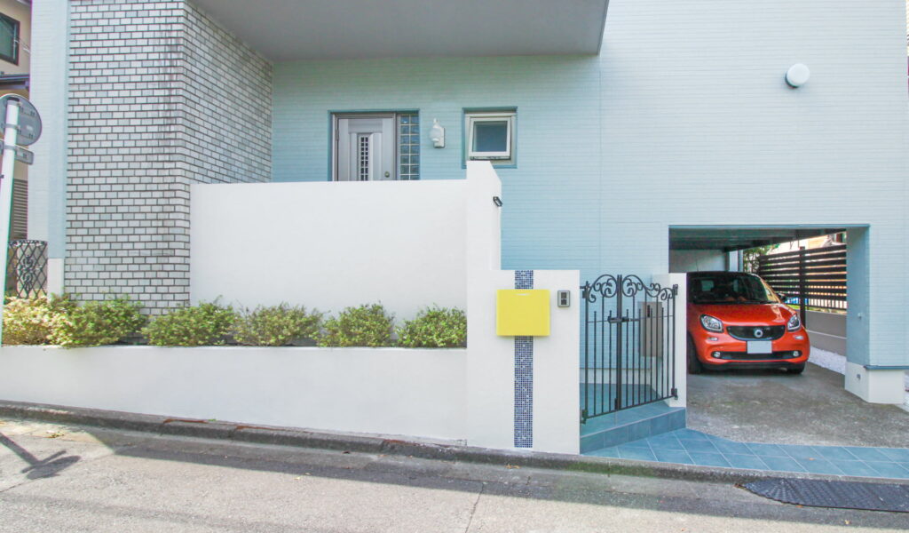 エクステリアリフォーム！鮮やかブルータイルと機能性宅配ボックス