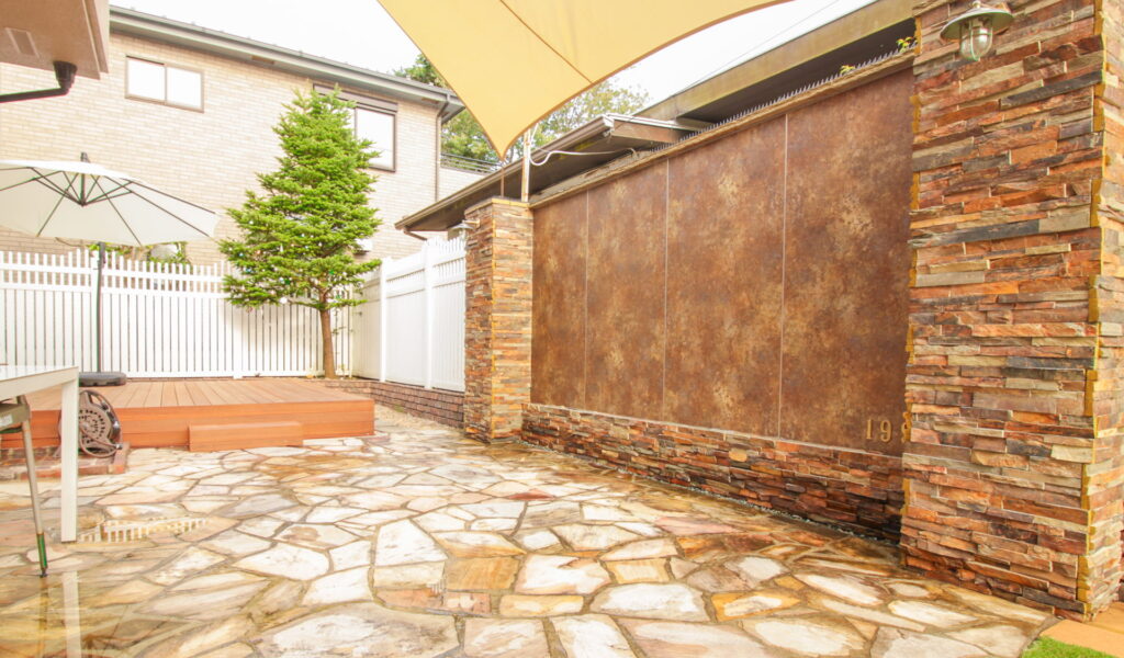 自然石とエバーアートボードの装飾塀