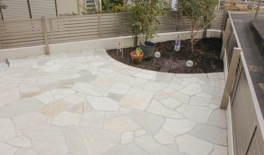 プライバシー確保とガーデニングを楽しむナチュラル外構リフォーム