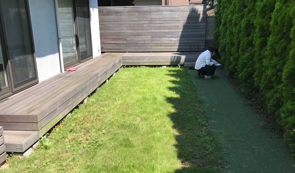 ソテツと人工芝のハワイ風ガーデン