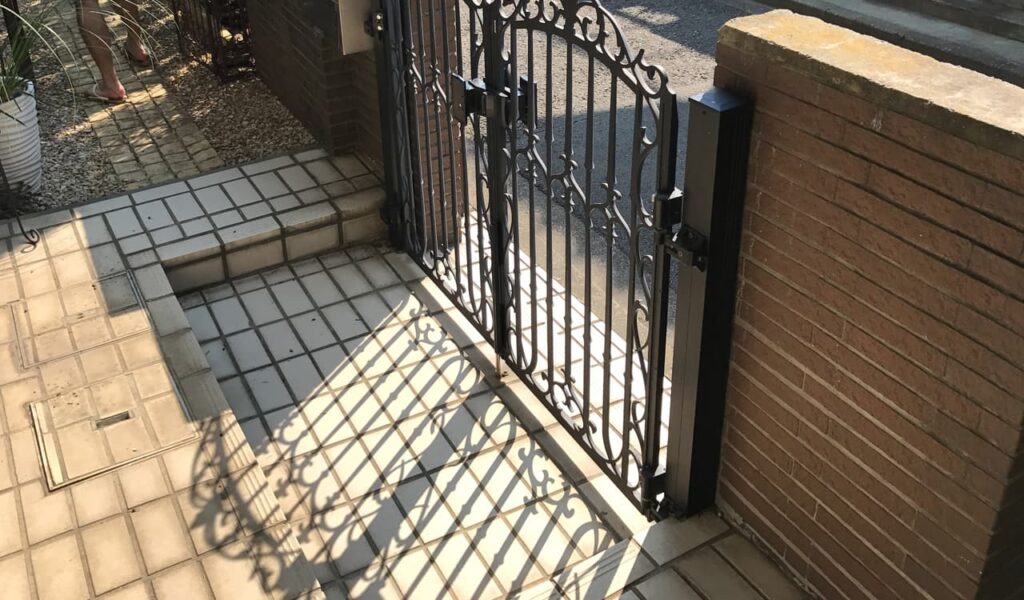 ソテツと人工芝のハワイ風ガーデン