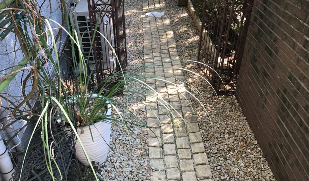 ソテツと人工芝のハワイ風ガーデン