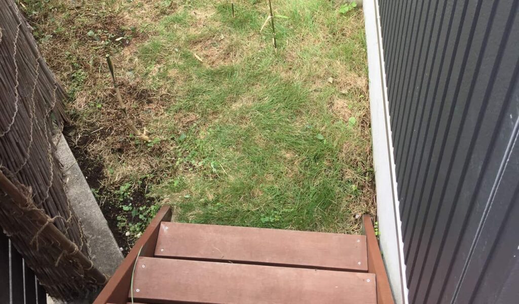 アウトドアキッチンのあるデッキバルコニー