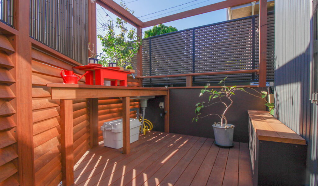 アウトドアキッチンのあるデッキバルコニー