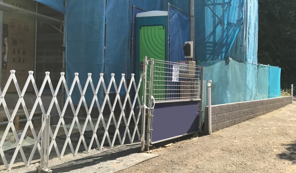 枕木の門柱と石貼りのリゾート風アプローチ