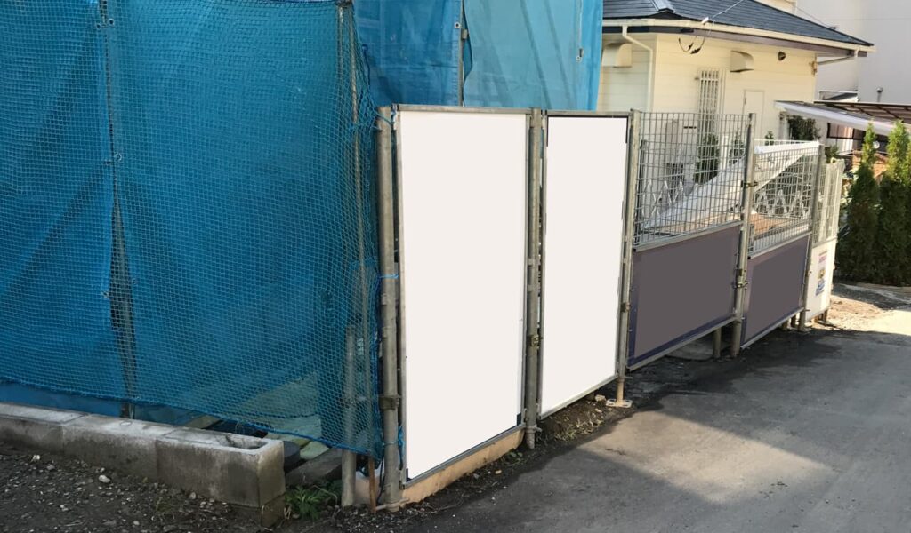 枕木の門柱と石貼りのリゾート風アプローチ