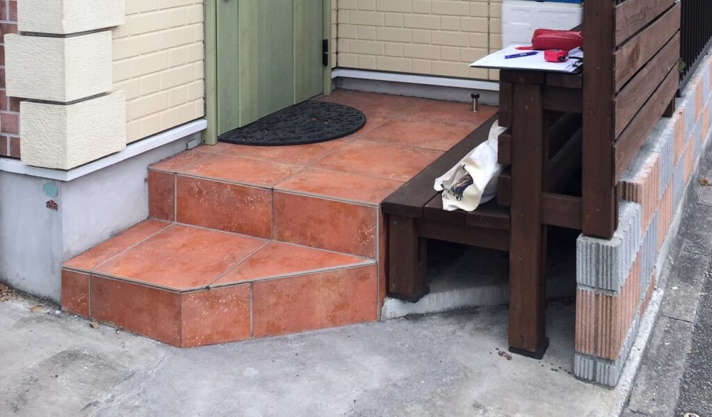 白いフェンスとデッキで生まれ変わる！外構リフォーム実例