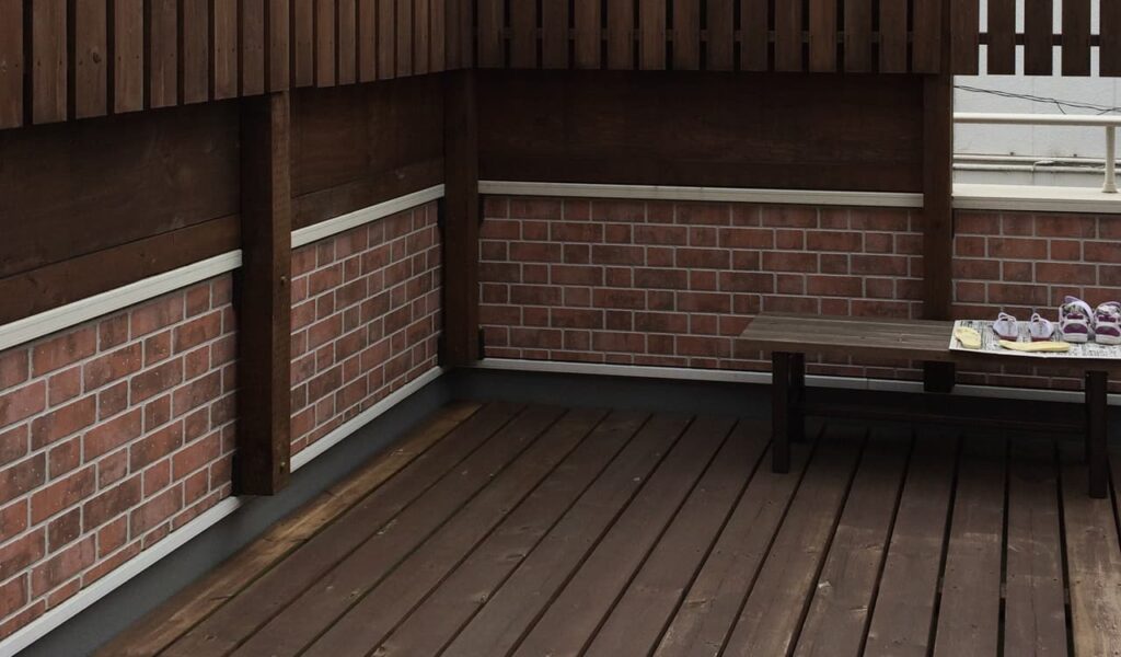 白いフェンスとデッキで生まれ変わる！外構リフォーム実例