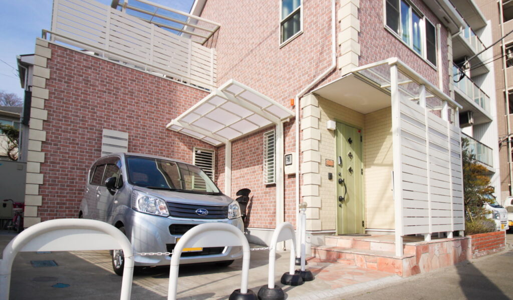 白いフェンスとデッキで生まれ変わる！外構リフォーム実例